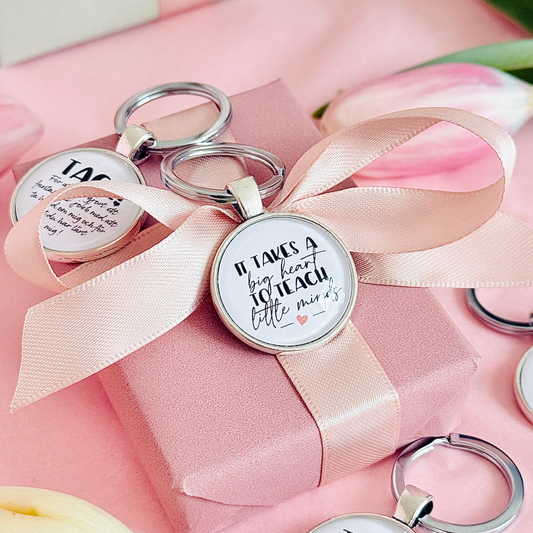 It takes a big heart to teach little minds |  Nyckelring