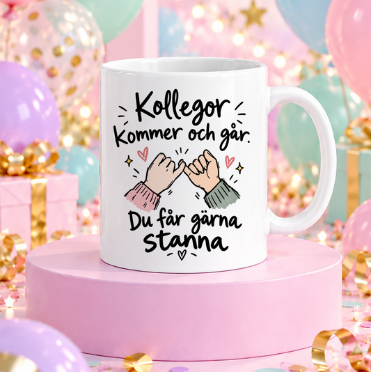 Kollegor kommer och går. Du får gärna stanna | Rolig mugg